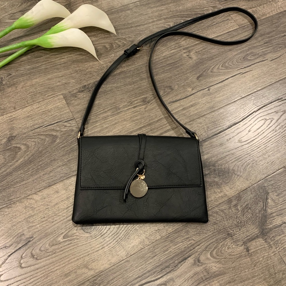 SOLD on Mercari <<—-Black w/gold crossbody purse